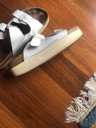 sandalias blancas tipo Birkenstock con plataforma