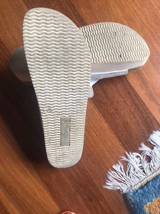 sandalias blancas tipo Birkenstock con plataforma