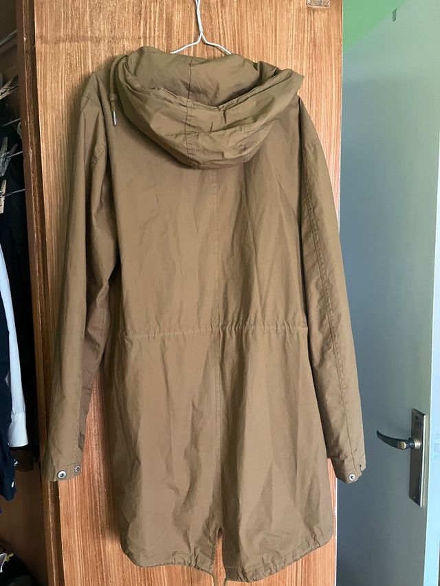 Chaqueta tipo gabardina “Pull and Bear”