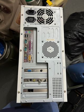 Torre teclado y ratón