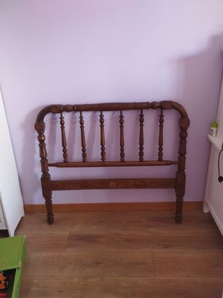 estructura de cama de madera antiguo.