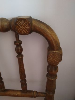 estructura de cama de madera antiguo.