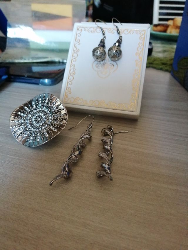 2 paia di orecchini con anello 