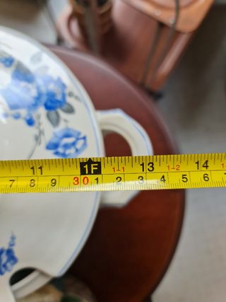 Sopera azules y blanco con plato de presentacion