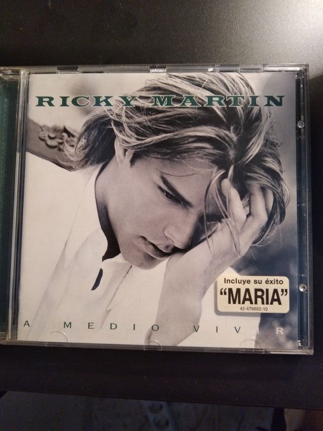 RICKY MARTIN " A MEDIO VIVIR "