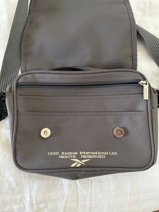 Bandolera nueva Reebok gris