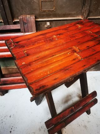 Mesitas de noche. Taburetes plegables