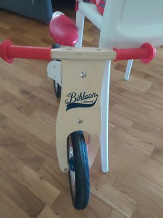 Bicicleta de iniciación sin pedales.