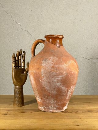 Cántaro antiguo de barro, Segovia.