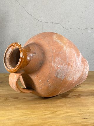 Cántaro antiguo de barro, Segovia.