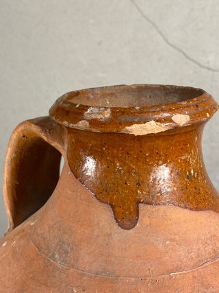 Cántaro antiguo de barro, Segovia.