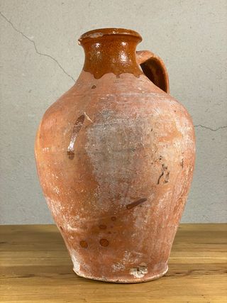 Cántaro antiguo de barro, Segovia.