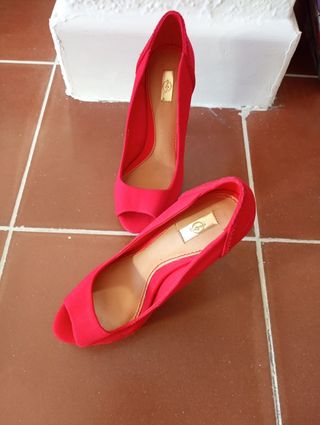 zapatos rojos de tacón