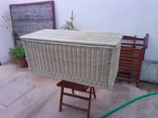 cesta de mimbre para carruajes.