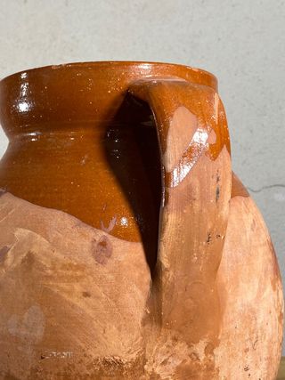 Olla antigua de alfarería de Segovia