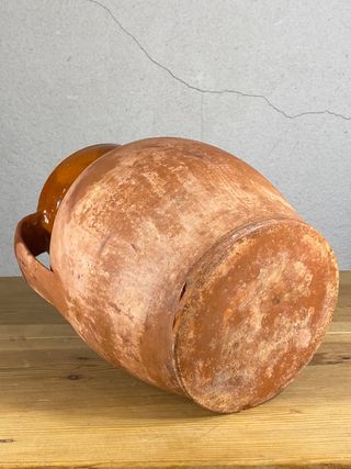 Olla antigua de alfarería de Segovia