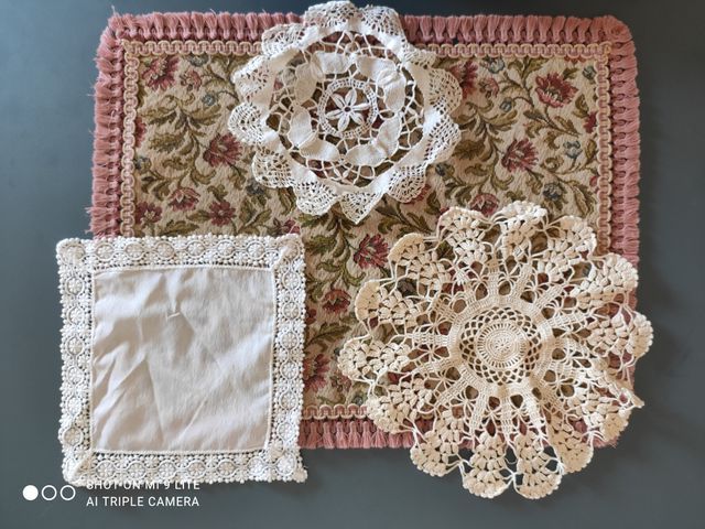 Quattro centrini vari