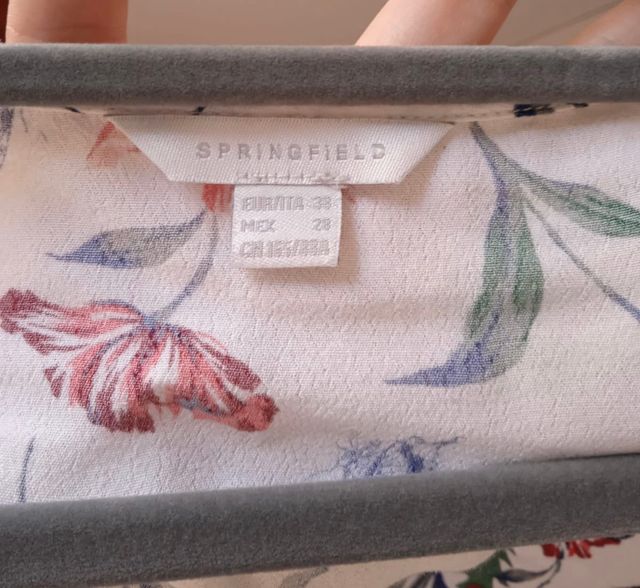 Blusa floral fresca con volantes