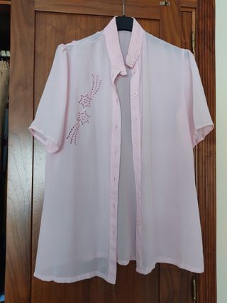 camisa rosa con bordado . cuello maho.