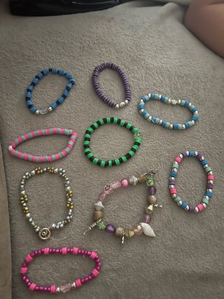 se vende pulseras entre 1€ y 3€ son hechas a mano