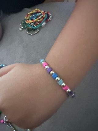 se vende pulseras entre 1€ y 3€ son hechas a mano