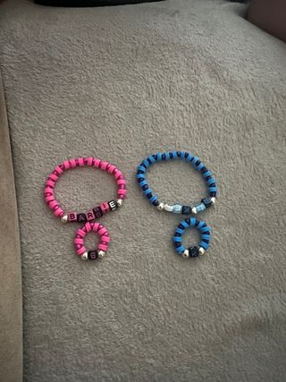 se vende pulseras entre 1€ y 3€ son hechas a mano