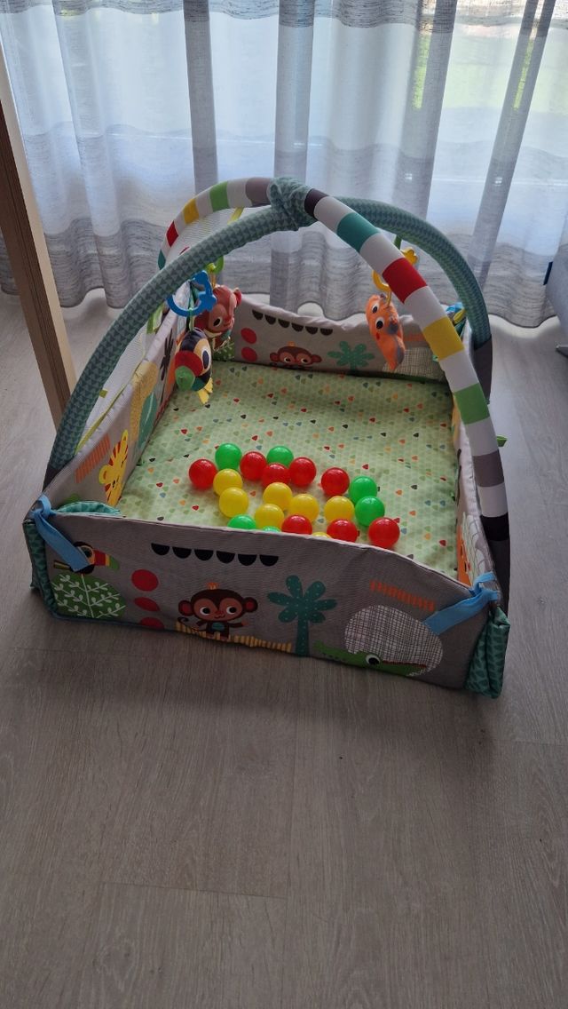 Parque infantil y piscina de bolas