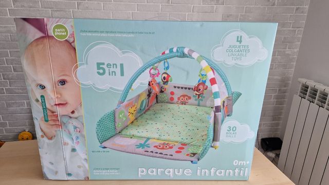 Parque infantil y piscina de bolas