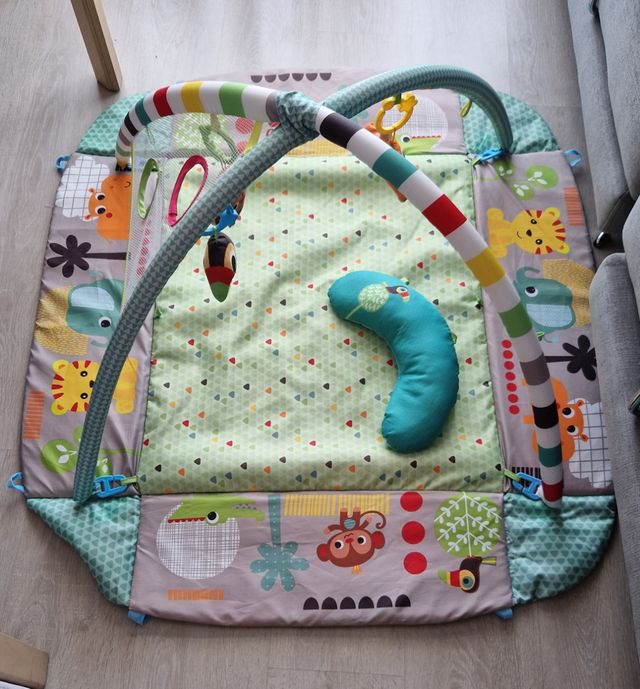 Parque infantil y piscina de bolas