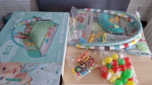 Parque infantil y piscina de bolas