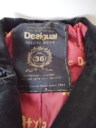 abrigo original de la marca desigual