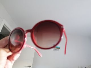 Gafas de sol nuevas, marca Énfasis. Color granate