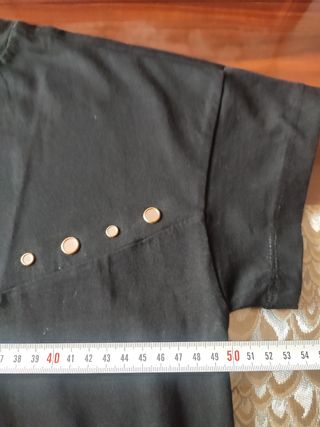 Camiseta detalles metálicos MANGO