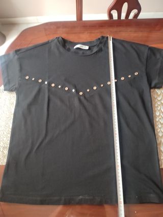 Camiseta detalles metálicos MANGO