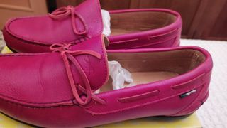 Mocasín de piel rojo