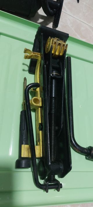 Gatos y rueda de repuesto.