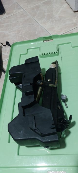 Gatos y rueda de repuesto.