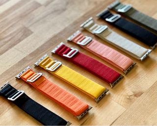 Correas Alpine Loop Apple Watch roja y starlight