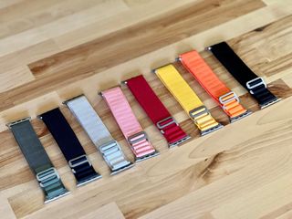 Correas Alpine Loop Apple Watch roja y starlight