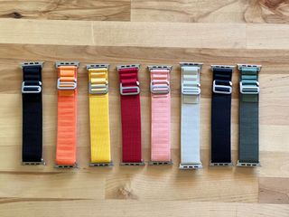 Correas Alpine Loop Apple Watch roja y starlight