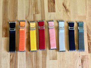 Correas Alpine Loop Apple Watch roja y starlight