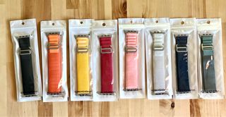 Correas Alpine Loop Apple Watch roja y starlight