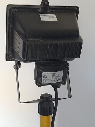 foco proyector trípode