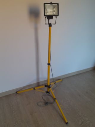 foco proyector trípode