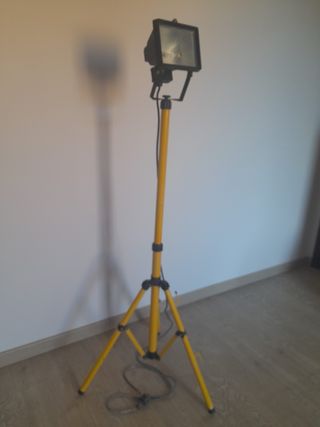 foco proyector trípode