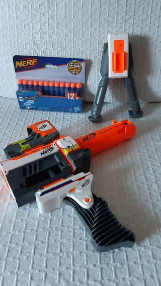 Pistola Nerf con dardos y trípode 