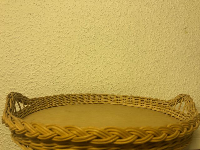 Canasta y bandeja de mimbre