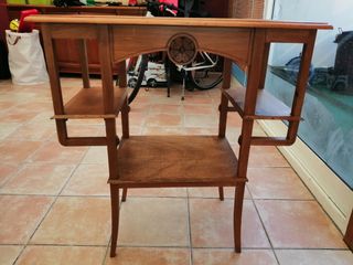 Mesa auxiliar antigua