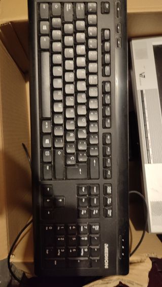 Ordenador i5 con monitor, altavoces y  teclado 