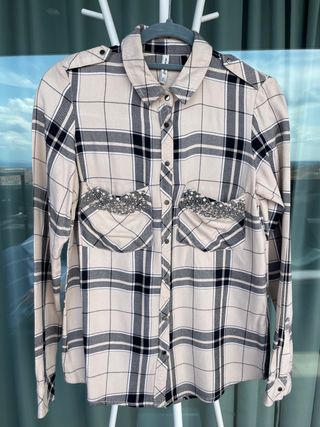 CAMISA ESTILO ESCOCÉS CON DETALLE PERLITAS